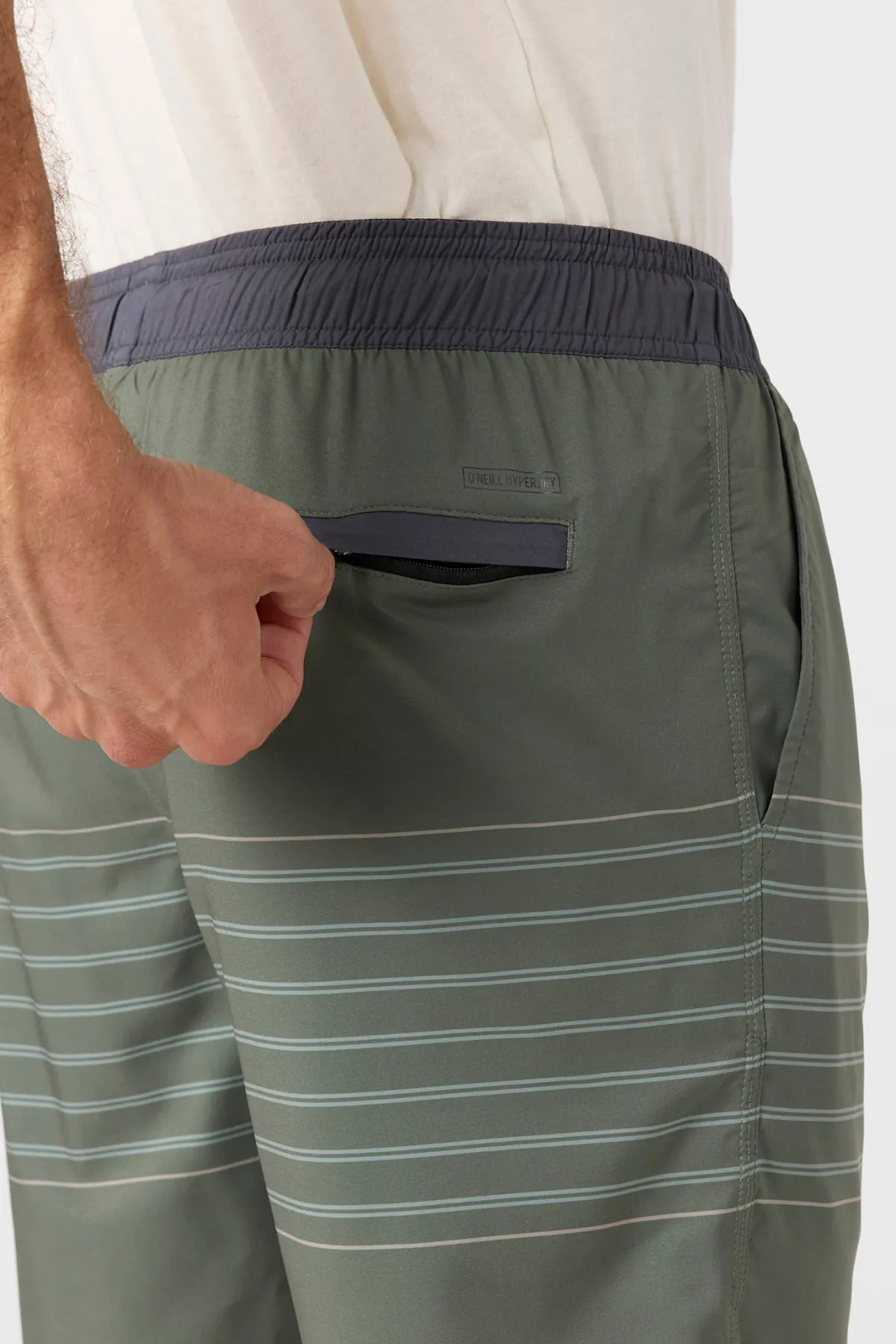 Shorts^O'Neill Perform Light Lined Elastic Waist 17" Hybrid Shorts - | dark olive