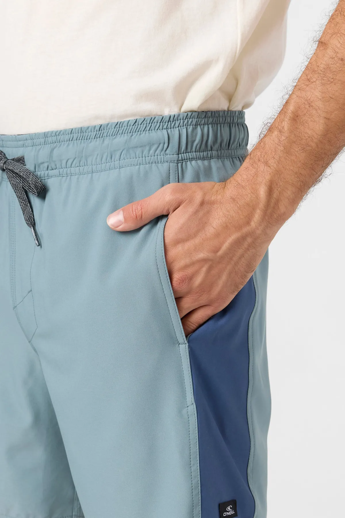 Shorts^O'Neill Perform Light Tech Panel Lined Elastic Waist 17" Hybrid Shorts - | trooper