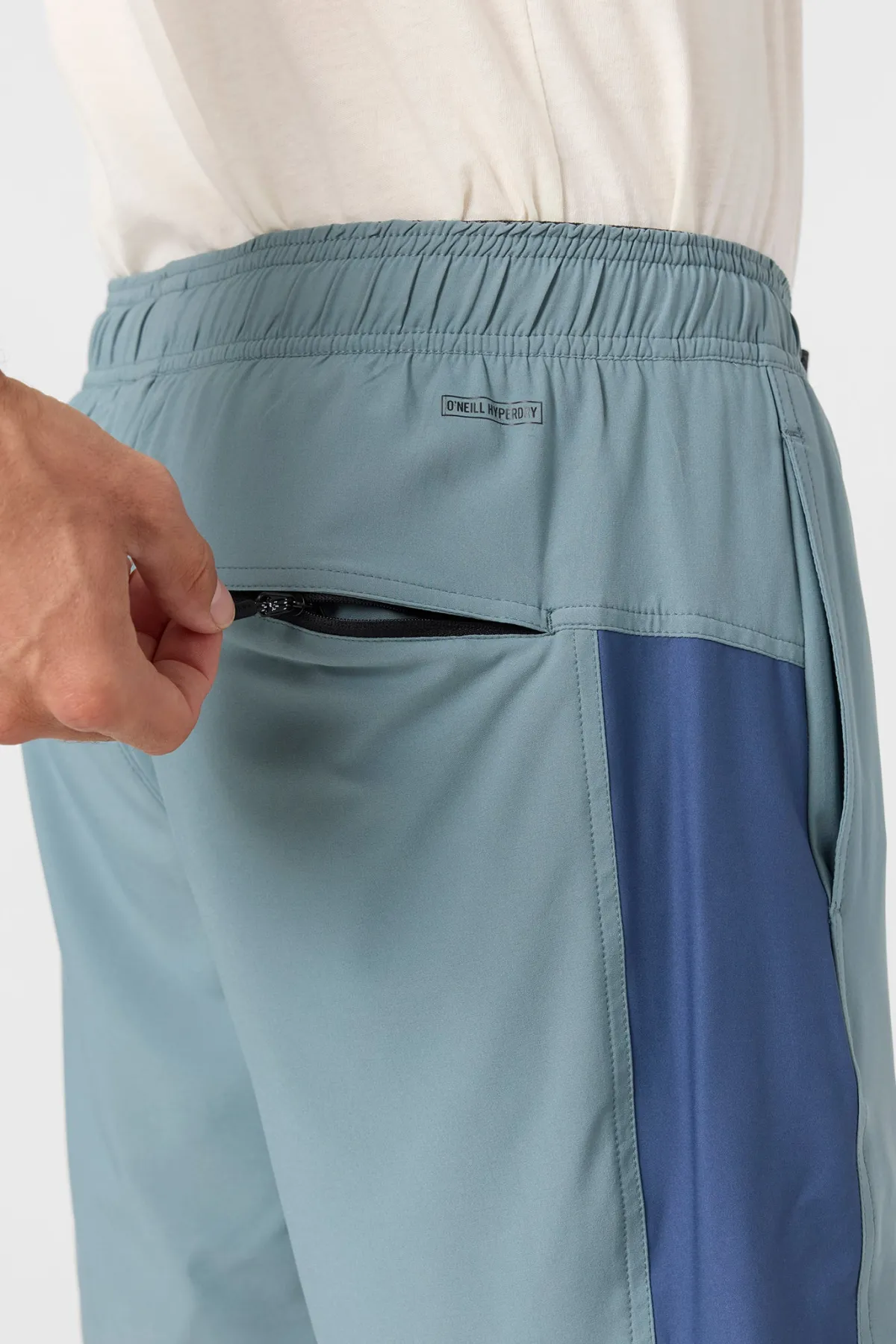 Shorts^O'Neill Perform Light Tech Panel Lined Elastic Waist 17" Hybrid Shorts - | trooper